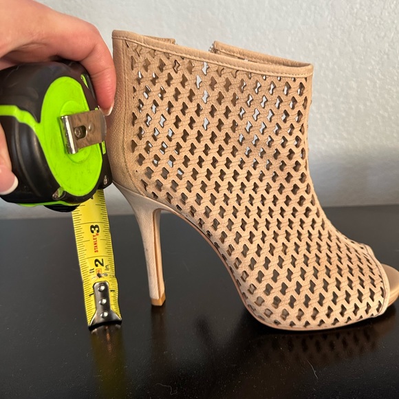 Tan heel sandals. - Picture 7 of 7